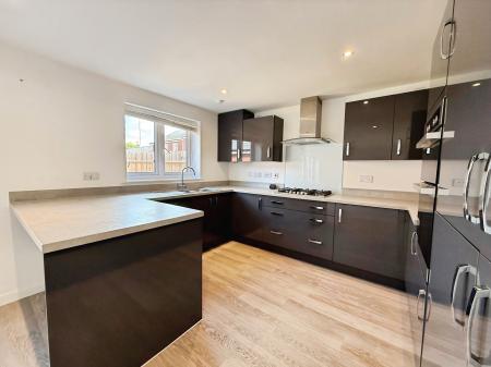 4 bedroom Detached house to let in Josephine Grove, Nottingham, NG12