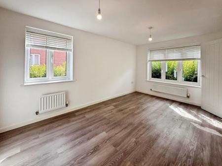 4 bedroom Detached house to let in Josephine Grove, Nottingham, NG12