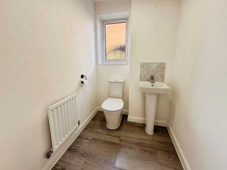 4 bedroom Detached house to let in Josephine Grove, Nottingham, NG12