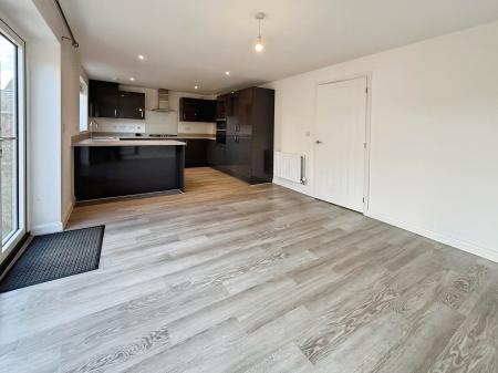 4 bedroom Detached house to let in Josephine Grove, Nottingham, NG12