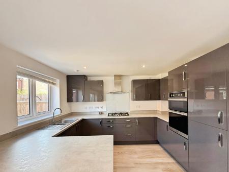 4 bedroom Detached house to let in Josephine Grove, Nottingham, NG12
