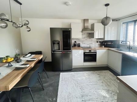 4 bedroom Semi-detached house for sale in Magenta Way, Burton Joyce, NG14