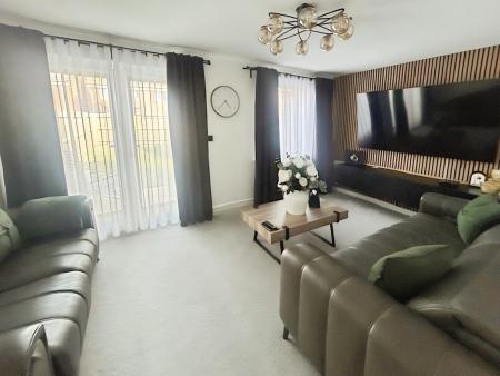 4 bedroom Semi-detached house for sale in Magenta Way, Burton Joyce, NG14
