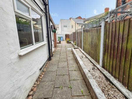 3 bedroom Terraced House to let in Littleworth, Forest Town, Mansfield, NG18