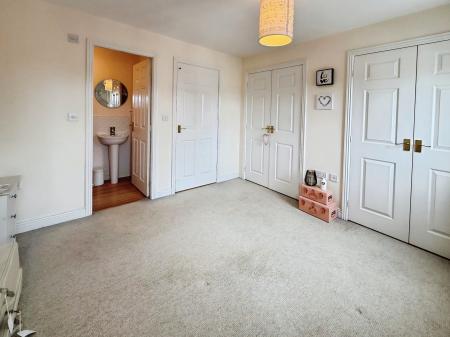 3 bedroom Town house for sale in Mountbatten Way, Chilwell, NG9