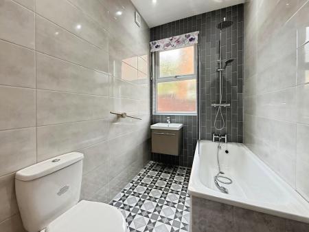 2 bedroom Flat to let in Woodborough Road, Nottingham, NG3