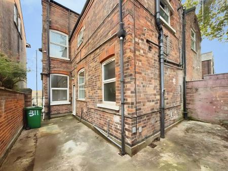 2 bedroom Flat to let in Woodborough Road, Nottingham, NG3