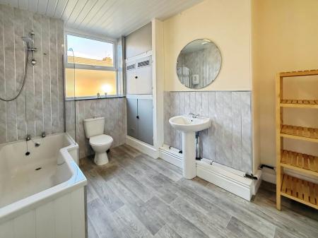 3 bedroom Town house to let in Cromwell Street, Radford Nottingham, NG7