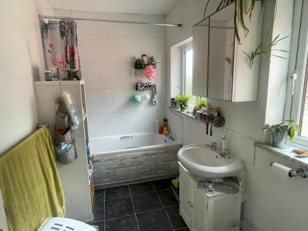 3 bedroom Semi-detached house to let in Glamis Road, Basford, Nottingham, NG5