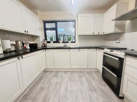 4 bedroom Detached house for sale in Poplar Avenue, Nottinghamshire, Sherwood Nottingham, NG5