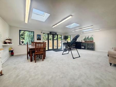 4 bedroom Detached house for sale in Poplar Avenue, Nottinghamshire, Sherwood Nottingham, NG5
