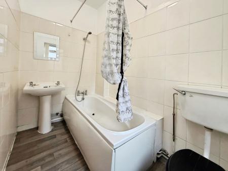 1 bedroom Flat to let in Holden Street, Radford Nottingham, NG7