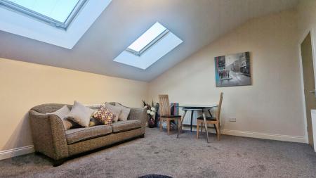 2 bedroom Flat to let in Stamford Road, Mossley, Mossley, OL5