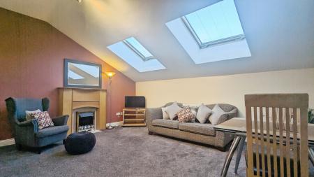 2 bedroom Flat to let in Stamford Road, Mossley, Mossley, OL5