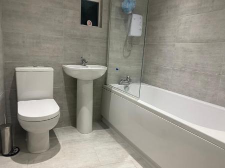 2 bedroom Flat to let in Huddersfield Road, Oldham, OL4