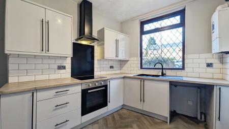 2 bedroom Detached house to let in Huddersfield Road, Oldham, OL4