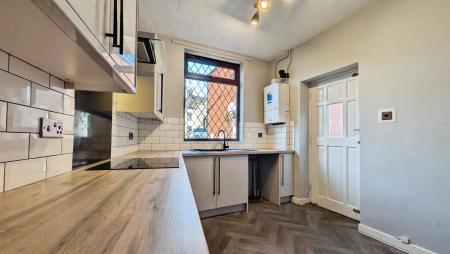 2 bedroom Detached house to let in Huddersfield Road, Oldham, OL4