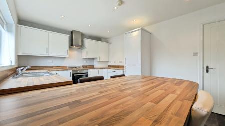 2 bedroom Flat for sale in Stonebreaks Road, Oldham, OL4