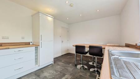 2 bedroom Flat for sale in Stonebreaks Road, Oldham, OL4