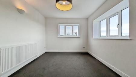 2 bedroom Flat for sale in Stonebreaks Road, Oldham, OL4