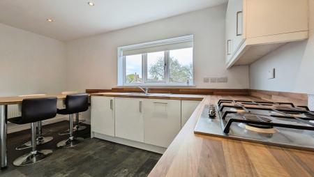 2 bedroom Flat for sale in Stonebreaks Road, Oldham, OL4