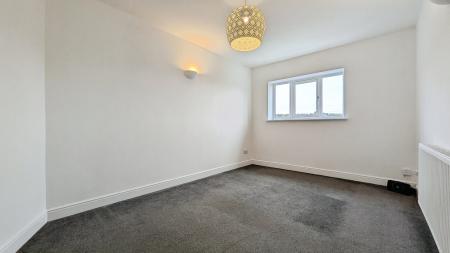 2 bedroom Flat for sale in Stonebreaks Road, Oldham, OL4