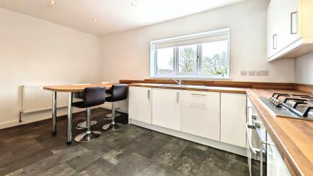 2 bedroom Flat for sale in Stonebreaks Road, Oldham, OL4