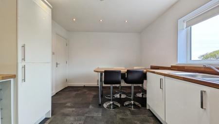 2 bedroom Flat for sale in Stonebreaks Road, Oldham, OL4