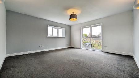 2 bedroom Flat for sale in Stonebreaks Road, Oldham, OL4
