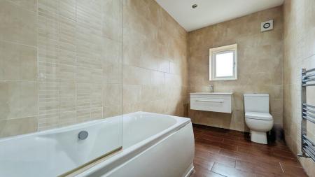2 bedroom Flat for sale in Stonebreaks Road, Oldham, OL4