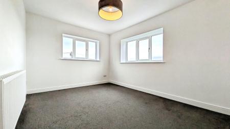 2 bedroom Flat for sale in Stonebreaks Road, Oldham, OL4