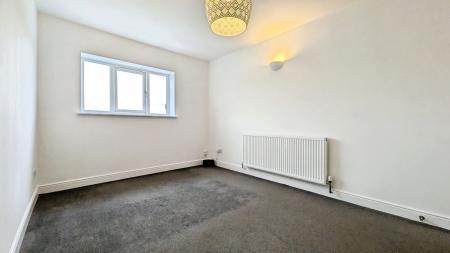 2 bedroom Flat for sale in Stonebreaks Road, Oldham, OL4