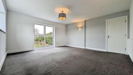 2 bedroom Flat for sale in Stonebreaks Road, Oldham, OL4