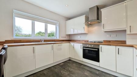 2 bedroom Flat for sale in Stonebreaks Road, Oldham, OL4
