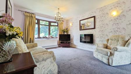 3 bedroom Terraced House for sale in Lynwood Drive, Oldham, OL4