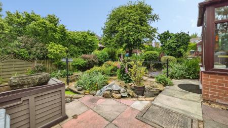 3 bedroom Terraced House for sale in Lynwood Drive, Oldham, OL4