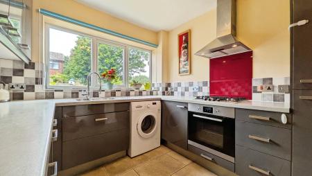 3 bedroom Terraced House for sale in Lynwood Drive, Oldham, OL4