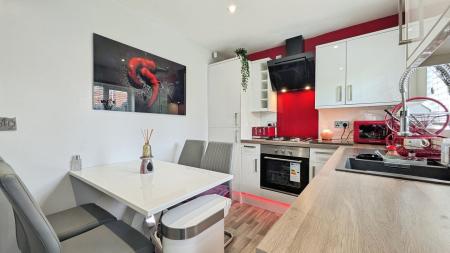 2 bedroom Semi-detached house for sale in Woodside Close, Oldham, OL4