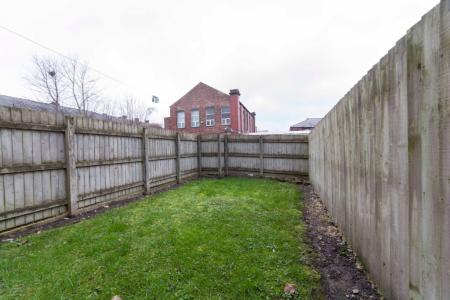 2 bedroom Town house to let in Clubhouse Close, Shaw, OL2