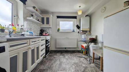 2 bedroom Apartment for sale in Huddersfield Road, Oldham, OL4