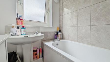 2 bedroom Apartment for sale in Huddersfield Road, Oldham, OL4