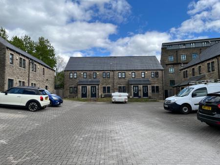 4 bedroom End of terrace house for sale in Weavers Fold, Lees, Oldham, OL4