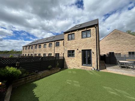 4 bedroom End of terrace house for sale in Weavers Fold, Lees, Oldham, OL4