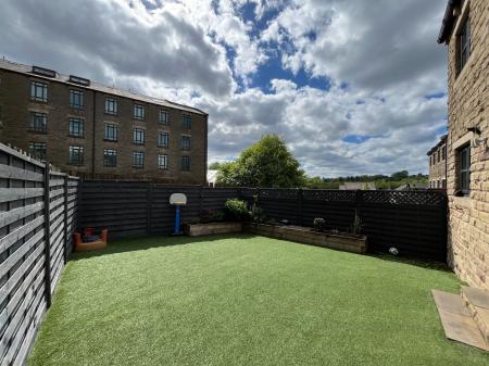 4 bedroom End of terrace house for sale in Weavers Fold, Lees, Oldham, OL4