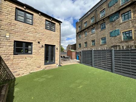 4 bedroom End of terrace house for sale in Weavers Fold, Lees, Oldham, OL4