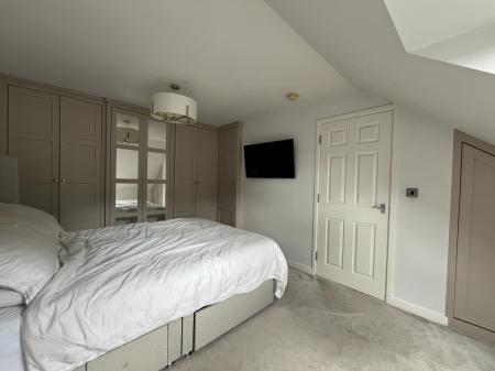 4 bedroom End of terrace house for sale in Weavers Fold, Lees, Oldham, OL4
