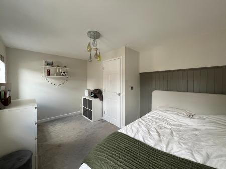 4 bedroom End of terrace house for sale in Weavers Fold, Lees, Oldham, OL4