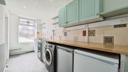 2 bedroom Flat to let in Benyon Street, Lees, Oldham, OL4