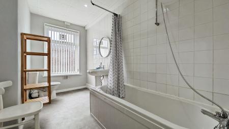 2 bedroom Flat to let in Benyon Street, Lees, Oldham, OL4