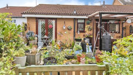 2 bedroom Bungalow for sale in Kingsway Close, Oldham, OL8